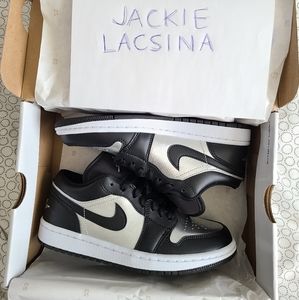 Jordan 1 Low SE Black Metallic Silver (W)